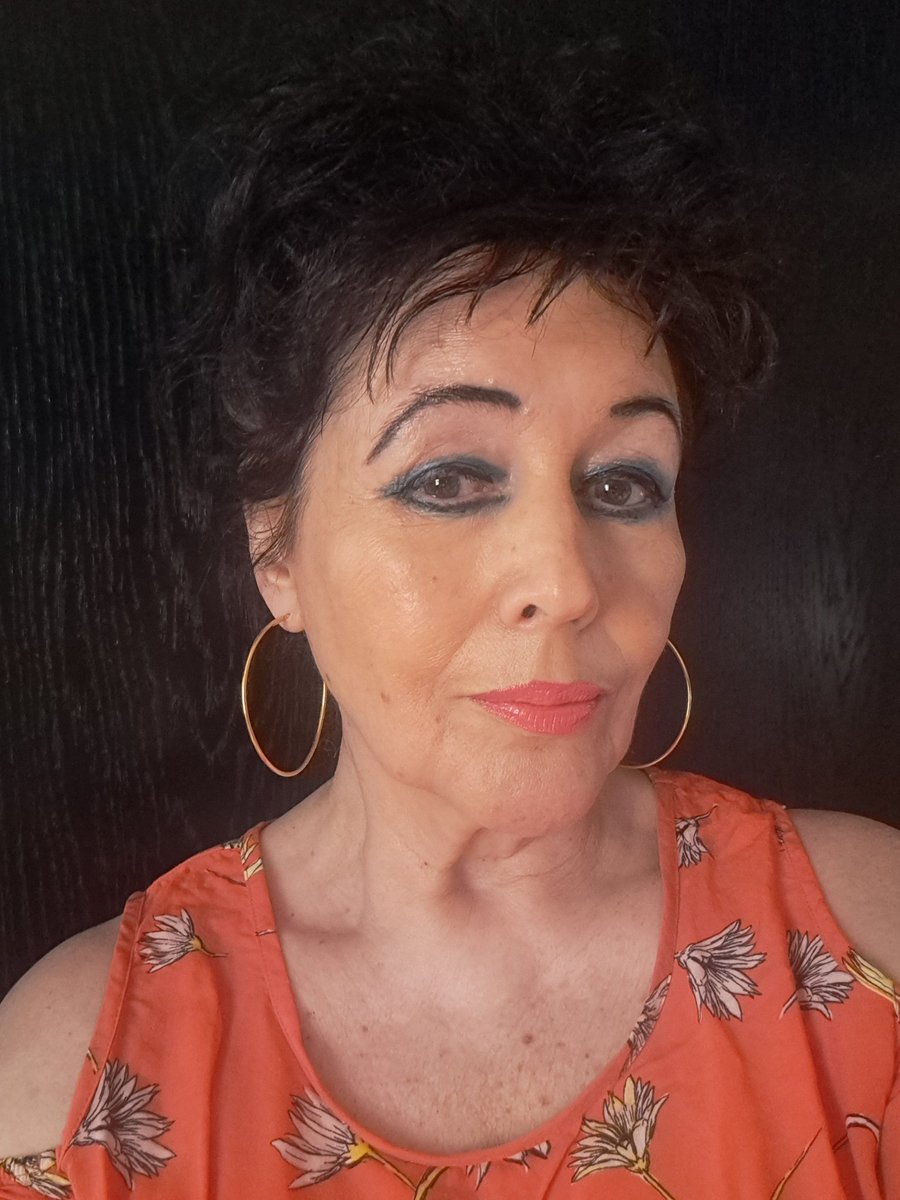 VCabuy's tweet image. Kijk, het is niet omdat ge met uwe kleine @JustJordank naar de dokter moet en dat ge zelf een wandelende letselattractie bent (mes in vinger, kat gekrabd, ontsteking rechterbilspier en vernauwde luchtpijp), dat ge niet glamourous voor de dag moogt komen hé 😉 #Cassis #Scapa 🧡🌼