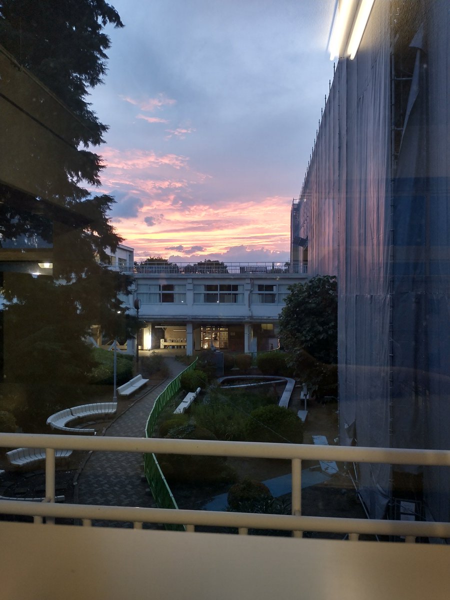 夏休みが終わり、新学期初めての活動でした。浦和一女数学研究会は数学オリンピックの予選会に出場します。悔いの残らぬよう精一杯演習を積み重ねていきたいです!!（この写真は校舎から撮れたいい感じの画像）