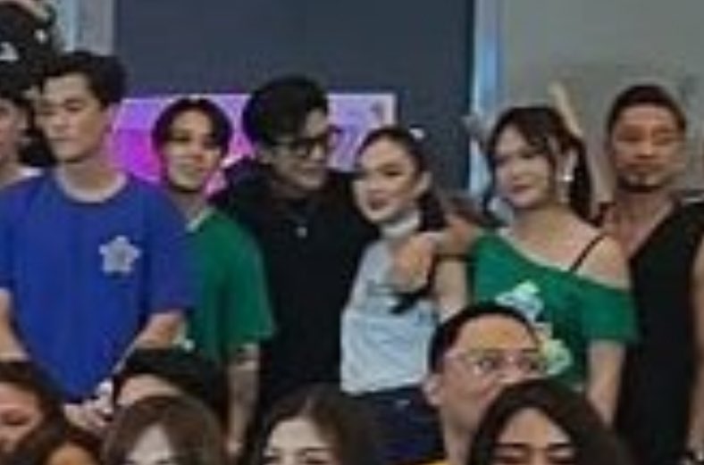 Hindi man sila nagduet sa Christmas special ng abs pero happy parin kami, ikaw ba naman may paganito ang #KaiRen

ALWAYS TUES KAIREN
ALWAYS TUES KAIREN
