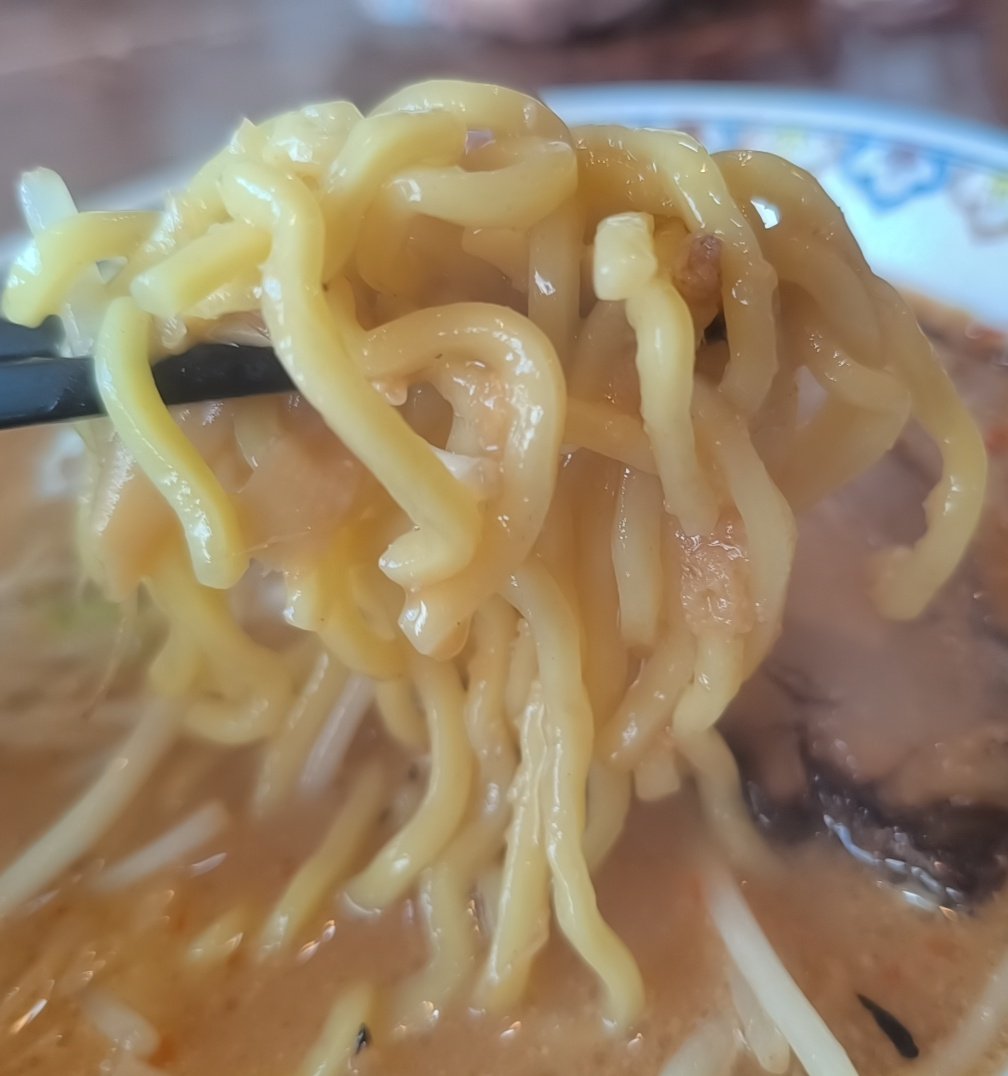 kamayan43210's tweet image. 今日のお昼は、らーめん紺や@福島市町庭坂へ
満席です🙂
ジンジャー🫚味噌󠄀らーめんを選択
ショウガ香る濃厚味噌󠄀スープが太麺に絡んで最高の旨さ😋
麺があっという間に無くなりました😊
厚いチャーシュー、長い穂先メンマも👍
着丼まで約30分
待ったかいがありました😆
ごちそうさま🙏