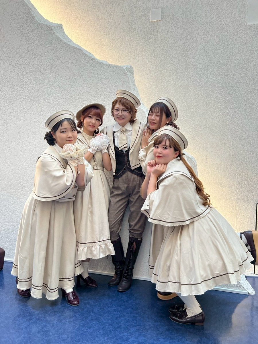 v_choco_holic_v's tweet photo. ２年生(ベージュ)の美女達を侍らせて…
デレデレ💕🫠

みなさんとっても優しく、仮装民との事でポーズもお上手だし、着こなしや髪型や統一感ばっちりで可愛すぎました…♡
ベージュ着ててよかったー！笑

本当にありがとうござ���ました♡🤤

📸 @achamon_vo
#マリンアカデミア登校日 #マリンアカデミア https://t.co/scm4ZG6UUj