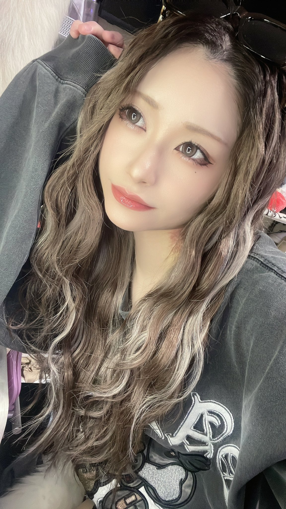 ♡ そら ♡ そら (Sora) | シンプルなTシャツに赤のアクセント♡ どこか