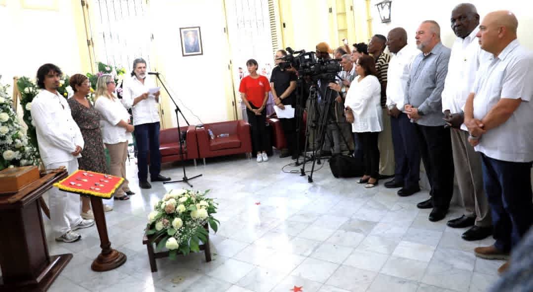 MeyvisEstevezE's tweet photo. Rendimos tributo a un cubano fiel a su Patria, a su historia y a los mejores valores. El magisterio, la sencillez y la grandeza de Eduardo Torres Cuevas acompañará siempre a su pueblo, en especial, a los jóvenes a quienes dedicó su vasta obra y su vida en defensa de la nación. https://t.co/m4vWVqW58r