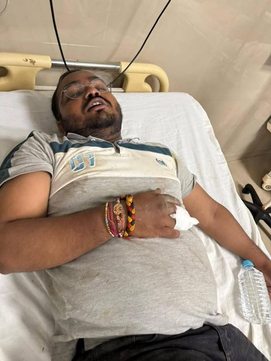 एबीवीपी के छात्रों पर लाठी चार्ज करने का ऑर्डर देने वाला कौन व्यक्ति है उसकी जांच होनी चाहिए और उसे पर कड़ी कार्रवाई होनी चाहिए co दरोगा या इंस्पेक्टर पर कार्रवाई होने से कुछ नहीं होगा 
<a href="/dgpup/">DGP UP</a> 
<a href="/adgzonelucknow/">ADG Zone Lucknow</a> 
<a href="/Igrangelucknow/">IG Range Lucknow</a> 
<a href="/LucknowPolice/">LucknowPolice</a>