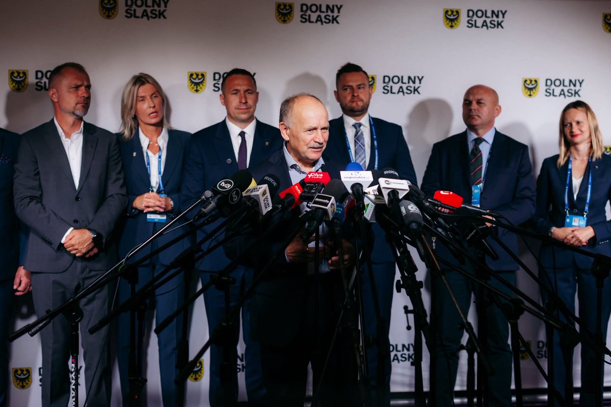 Paweł Gancarz (@pawelgancarz) on Twitter photo Na <a href="/Dolny_Slask/">Dolny Śląsk</a> rozpoczęło się <a href="/Economic_Forum_/">Forum Ekonomiczne</a>. 6 tysięcy gości z Polski, Europy i całego świata. 600 paneli dyskusyjnych. To wszystko sprawia, że <a href="/miastokarpacz/">Karpacz</a> staje się centrum rozmów o przyszłości gospodarki, polityki i samorządności. Na <a href="/Dolny_Slask/">Dolny Śląsk</a> rozpoczęło się <a href="/Economic_Forum_/">Forum Ekonomiczne</a>. 6 tysięcy gości z Polski, Europy i całego świata. 600 paneli dyskusyjnych. To wszystko sprawia, że <a href="/miastokarpacz/">Karpacz</a> staje się centrum rozmów o przyszłości gospodarki, polityki i samorządności.