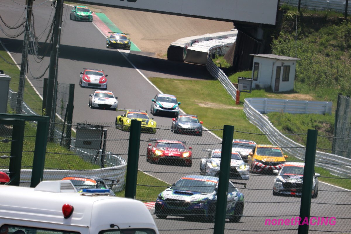 よく町中でみるコンパクトカーから、
ガチガチのレーシングカー(GT3)のマシンまでの
個性的で様々なマシンが同じコース上を走る…！！

そんな中でも、1台ずつ各チームそれぞれにレースにかける思い、たくさんのドラマがあり、その先の🏁を目指して駆け抜けいく…
そんな物語を見届けれます😻