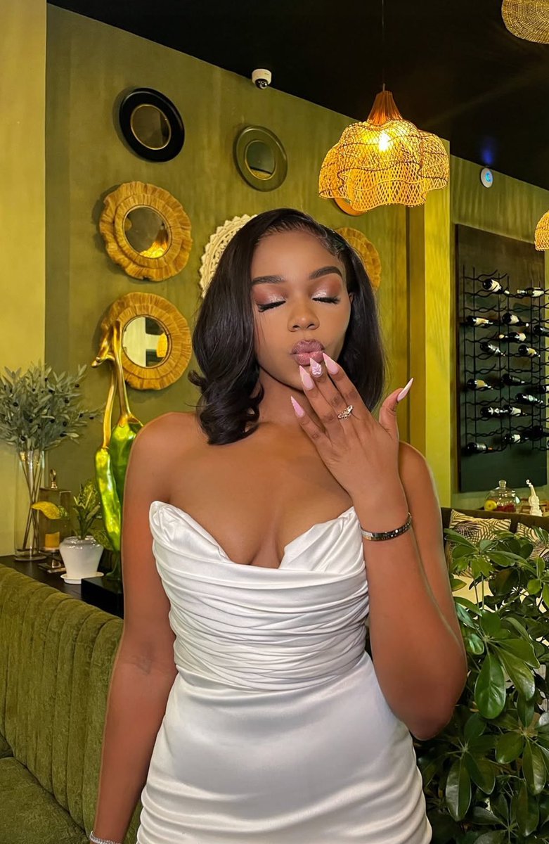 Gorgeous girls all around ! ✨😘 #sisters