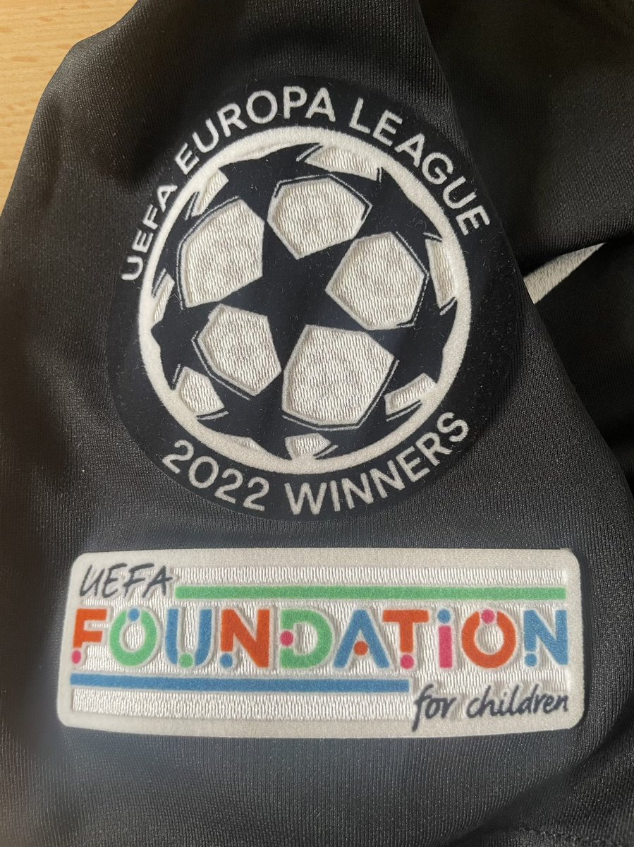 Hat jemand Interesse an die Sonderedition des #SGE Trikots mit gerippten Rautenmuster und Euro League Winners 2022-Schriftzug in Größe S?