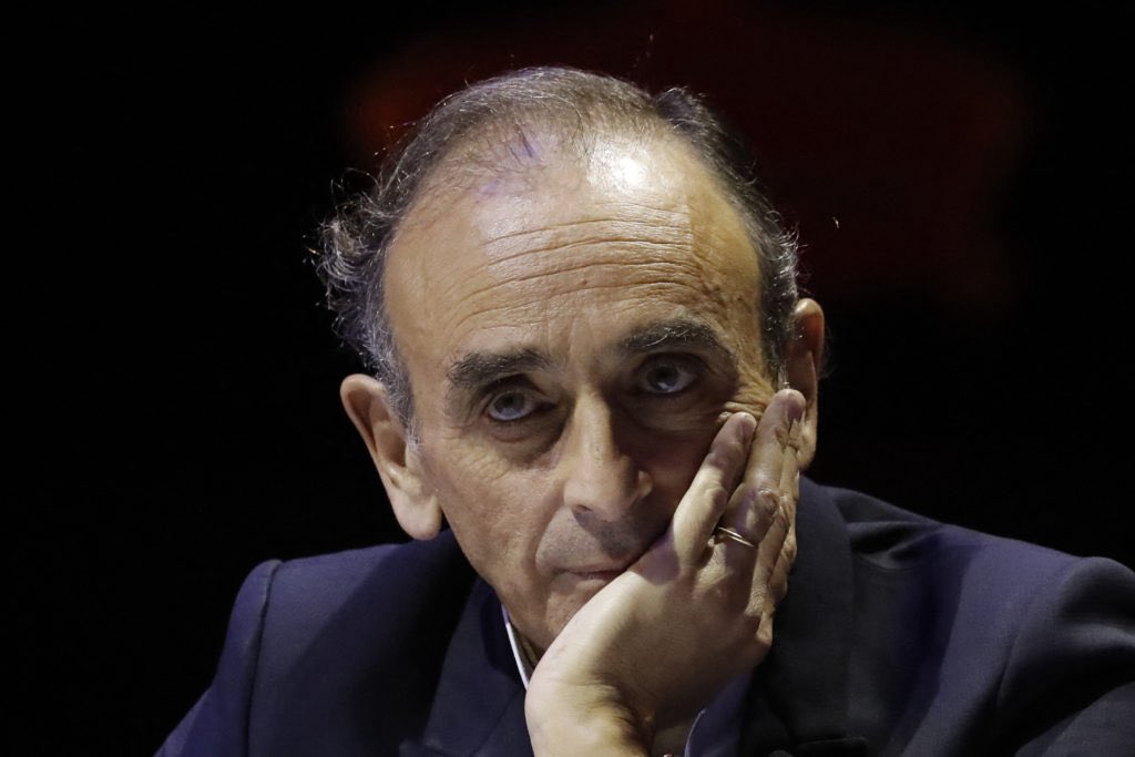 🚨 Éric Zemmour vient d’être définitivement CONDAMNÉ pour injure raciste.

Il avait qualifié le prénom d’Hapsatou Sy d’« insulte à la France ».

Ce petit raciste est donc condamné à 4.000€ d’amende