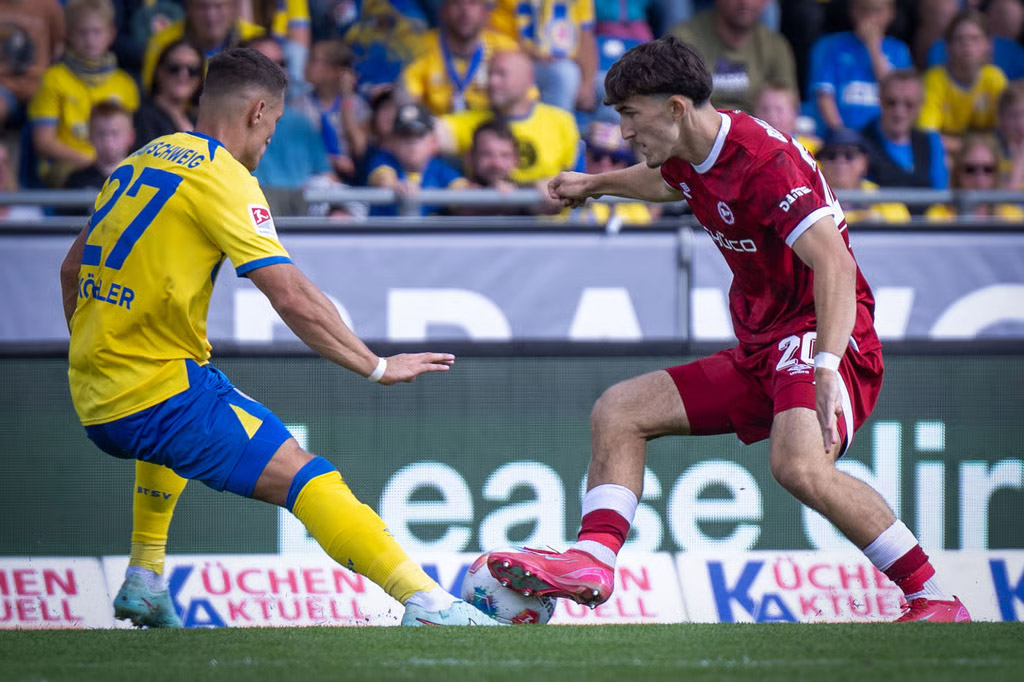 Thomas F. Starke (@tfs_pressefoto) on Twitter photo Arminia-Duo feiert plötzliche Premieren - Micheler und Ocansey beleben in Braunschweig das Spiel
westfalen-blatt.de/dsc-arminia-bi… <a href="/westfalenblatt/">Westfalen-Blatt</a> Arminia-Duo feiert plötzliche Premieren - Micheler und Ocansey beleben in Braunschweig das Spiel
westfalen-blatt.de/dsc-arminia-bi… <a href="/westfalenblatt/">Westfalen-Blatt</a>