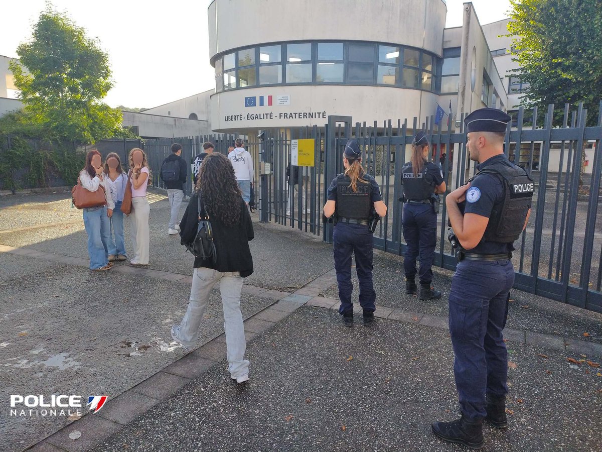 #Protéger | 🎒📚Pour cette rentrée 2025, les policiers du Doubs ont patrouillé devant plusieurs établissements scolaires de Besançon, Pontarlier et Montbéliard.
👮‍♂️👮‍♀️Toujours présents pour assurer votre sécurité et celle de vos enfants.