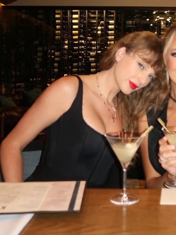 tonia 🧸 THE LIFE OF A SHOWGIRL tweet media