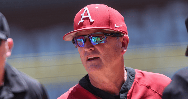 "He seems to be throwing the ball better than ever"

#Arkansas HC Dave Van Horn had a lot of positive things about lefty Hunter Dietz, plus provided updates on position depth and much more in his Fall Practice preview Tuesday. 

MORE: on3.com/sites/hawg-bea… #WPS