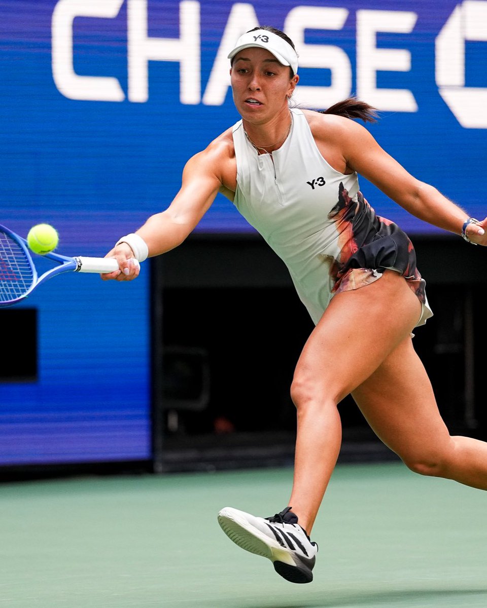 Jessica Pegula (n°4) 🇺🇸, première qualifiée pour les demi-finales de l'#USOpen !

Ce mardi, elle élimine Barbora Krejcikova (n°62) 🇨🇿 en deux sets 6-3, 6-3.

Next ➡️ Aryna Sabalenka (n°1) ou Marketa Vondrousova (n°60) 🇨🇿.

#USOpen2025

📸 : <a href="/WTA/">wta</a>