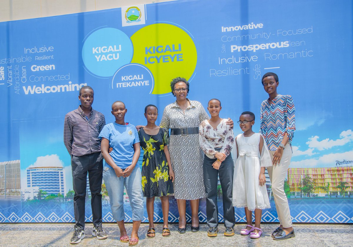 CityofKigali's tweet photo. Kuri uyu wa Kabiri, ku rwego rw'Umujyi wa Kigali hatowe abagize Komite y'Ihuriro ry'Abana muri #KigaliYacu. 

Abatowe ni: 
➡️ Perezida: Isimbi Kelia 
➡️ Visi Perezida: Rwego Karabo Eva
➡️ Umunyamabanga: Dukundane Ines 
➡️ Umujyanama wa mbere: Akarabo Gisubizo 
➡️ Umujyanama wa kabiri: Ishimwe Kevin 
➡️ Uhagarariye abafite ubumuga: Mutesi Belyse 

Madamu Ingabire Assumpta, Umuyobozi Mukuru w’Ikigo cy’Igihugu gishinzwe Imikurire no Kurengera Umwana (NCDA), yashimiye abana bitabiriye amatora, asaba abahawe inshingano kuzashyira mu bikorwa imigabo n’imigambi bagejeje ku babatoye.