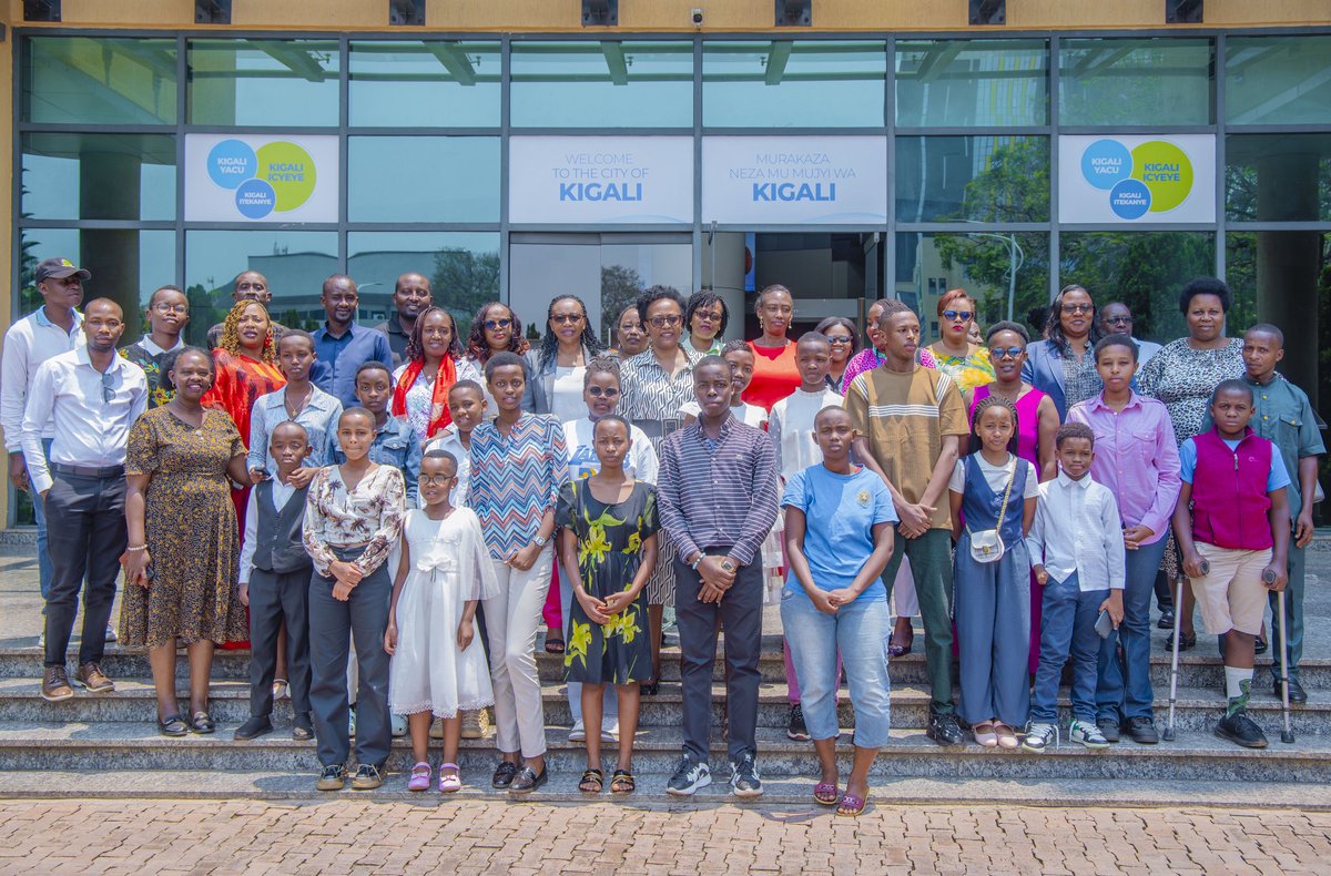 CityofKigali's tweet photo. Kuri uyu wa Kabiri, ku rwego rw'Umujyi wa Kigali hatowe abagize Komite y'Ihuriro ry'Abana muri #KigaliYacu. 

Abatowe ni: 
➡️ Perezida: Isimbi Kelia 
➡️ Visi Perezida: Rwego Karabo Eva
➡️ Umunyamabanga: Dukundane Ines 
➡️ Umujyanama wa mbere: Akarabo Gisubizo 
➡️ Umujyanama wa kabiri: Ishimwe Kevin 
➡️ Uhagarariye abafite ubumuga: Mutesi Belyse 

Madamu Ingabire Assumpta, Umuyobozi Mukuru w’Ikigo cy’Igihugu gishinzwe Imikurire no Kurengera Umwana (NCDA), yashimiye abana bitabiriye amatora, asaba abahawe inshingano kuzashyira mu bikorwa imigabo n’imigambi bagejeje ku babatoye.