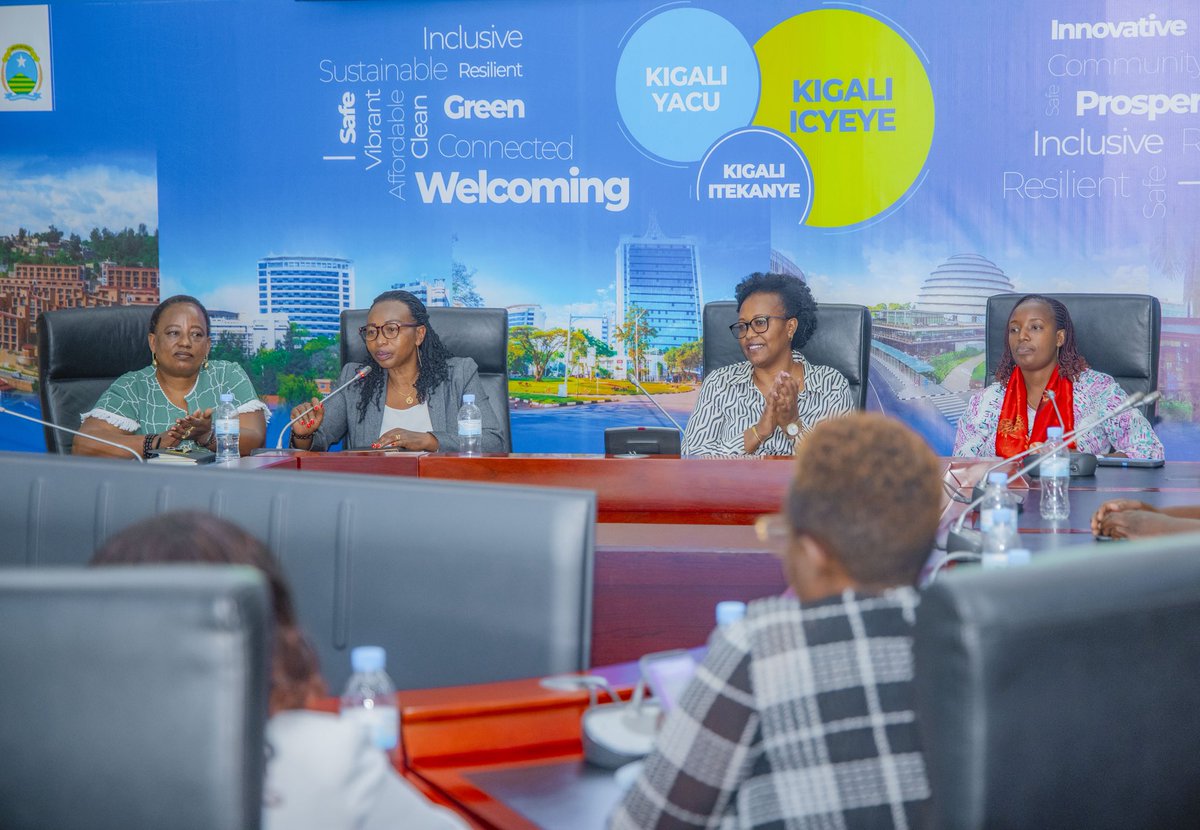 CityofKigali's tweet photo. Kuri uyu wa Kabiri, ku rwego rw'Umujyi wa Kigali hatowe abagize Komite y'Ihuriro ry'Abana muri #KigaliYacu. 

Abatowe ni: 
➡️ Perezida: Isimbi Kelia 
➡️ Visi Perezida: Rwego Karabo Eva
➡️ Umunyamabanga: Dukundane Ines 
➡️ Umujyanama wa mbere: Akarabo Gisubizo 
➡️ Umujyanama wa kabiri: Ishimwe Kevin 
➡️ Uhagarariye abafite ubumuga: Mutesi Belyse 

Madamu Ingabire Assumpta, Umuyobozi Mukuru w’Ikigo cy’Igihugu gishinzwe Imikurire no Kurengera Umwana (NCDA), yashimiye abana bitabiriye amatora, asaba abahawe inshingano kuzashyira mu bikorwa imigabo n’imigambi bagejeje ku babatoye.