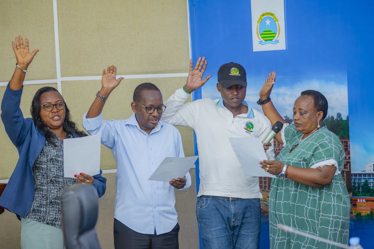 CityofKigali's tweet photo. Kuri uyu wa Kabiri, ku rwego rw'Umujyi wa Kigali hatowe abagize Komite y'Ihuriro ry'Abana muri #KigaliYacu. 

Abatowe ni: 
➡️ Perezida: Isimbi Kelia 
➡️ Visi Perezida: Rwego Karabo Eva
➡️ Umunyamabanga: Dukundane Ines 
➡️ Umujyanama wa mbere: Akarabo Gisubizo 
➡️ Umujyanama wa kabiri: Ishimwe Kevin 
➡️ Uhagarariye abafite ubumuga: Mutesi Belyse 

Madamu Ingabire Assumpta, Umuyobozi Mukuru w’Ikigo cy’Igihugu gishinzwe Imikurire no Kurengera Umwana (NCDA), yashimiye abana bitabiriye amatora, asaba abahawe inshingano kuzashyira mu bikorwa imigabo n’imigambi bagejeje ku babatoye.