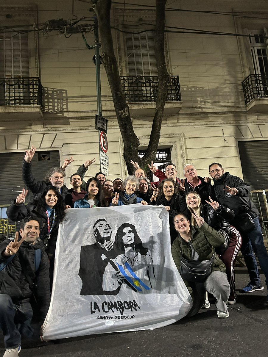 Caravana PJ CABA a San José 1111.

A 3 años del intento de asesinato a nuestra conducción: ¿Quién mandó a matar a Cristina? 

#Comuna5conCristina 
#CristinaLibre