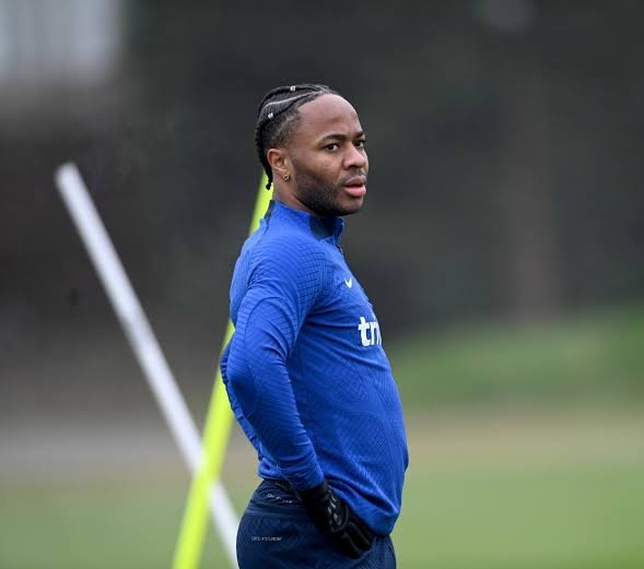 🚨Chelsea will keep paying Raheem Sterling his £300k-a-week wages until he secures a new club. The winger, who rejected two offers from Saudi Arabia to stay in Europe, couldn’t seal a move before the 7pm BST deadline. Sterling still has two years left on his Chelsea deal and