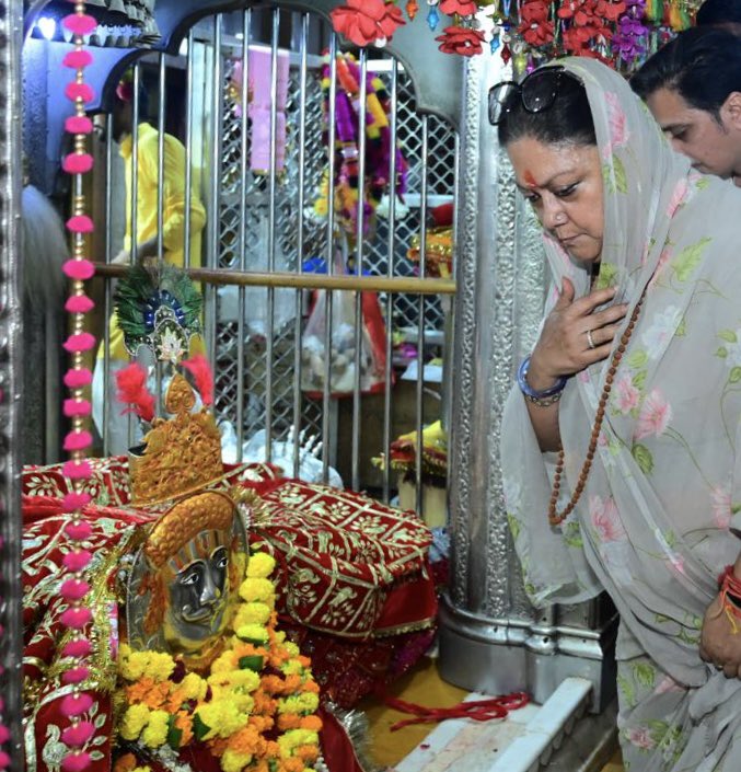 VasundharaBJP's tweet image. रामदेवरा में लोक देवता बाबा राम देव के दर्शन और पूजा अर्चना की। मैं मानती हूँ रामसा पीर हर किसी के मन की इच्छा पूरी करते है। यदि इंसान को भगवान पर भरोसा है तो निश्चित रूप से उसकी मनोकामना पूर्ण होती है। जो माँगो वह मिलता है। हां देर भले हो सकती है।

मेरी राजनीतिक यात्रा की शुरुआत…