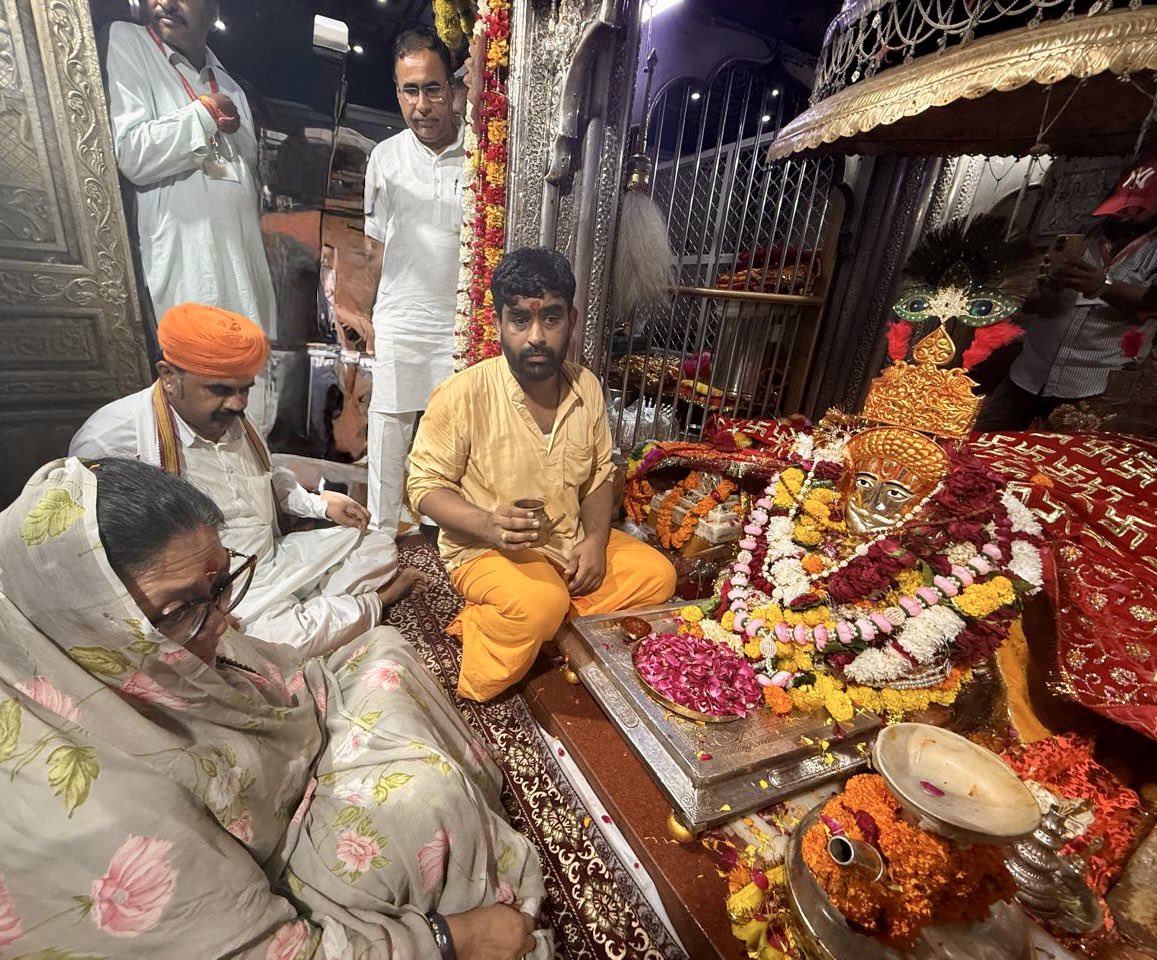 VasundharaBJP's tweet image. रामदेवरा में लोक देवता बाबा राम देव के दर्शन और पूजा अर्चना की। मैं मानती हूँ रामसा पीर हर किसी के मन की इच्छा पूरी करते है। यदि इंसान को भगवान पर भरोसा है तो निश्चित रूप से उसकी मनोकामना पूर्ण होती है। जो माँगो वह मिलता है। हां देर भले हो सकती है।

मेरी राजनीतिक यात्रा की शुरुआत…