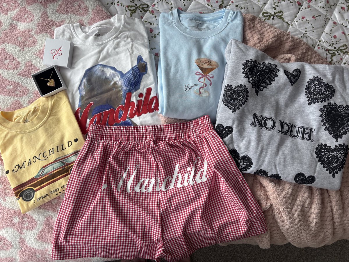 the best thing to come home to 🥹💞 <a href="/TeamSabrina/">Team Sabrina 🐾</a> thank u so much !!!! now i have a choice of fits for dancing to mbf in (and the necklace is to die for i'm gonna scream) tysm !!🩰🌸