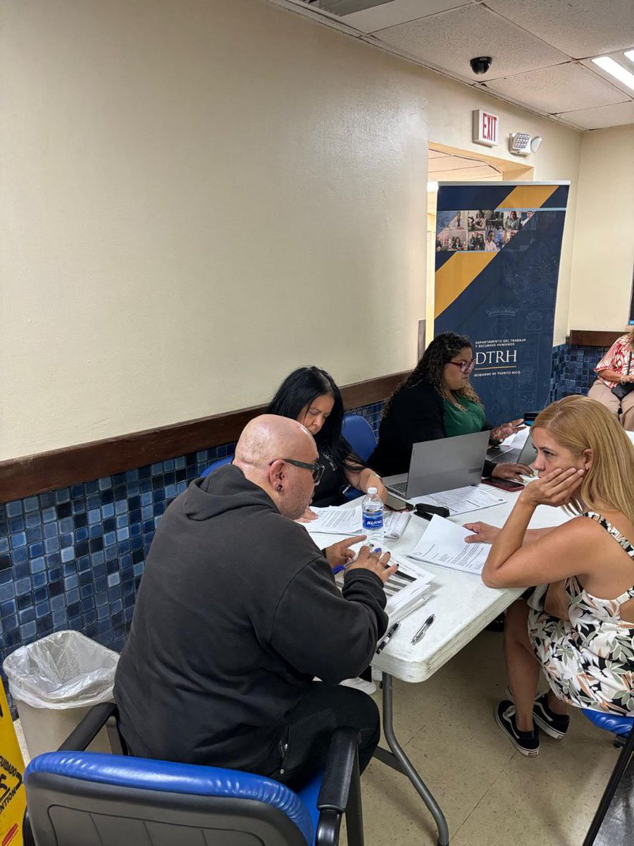 DTRHPR's tweet photo. 🤝 El @DTRHPR participó en la Feria de Servicios del @desaludpr para empleados desplazados del Hospital del Maestro. Reafirmamos nuestro compromiso de apoyar a los trabajadores en su transición laboral con orientación y nuevas oportunidades. #DTRH https://t.co/jiTWSvPpQ3