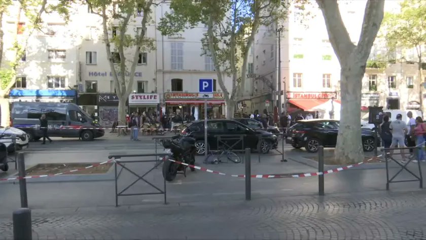 Une attaque au couteau a fait plusieurs blessés dans le quartier Belsunce. L’assaillant, armé d'un couteaux, a été abattu par la police après avoir refusé d’obtempérer.
Le sang-froid des policiers a permis d’éviter un bilan plus lourd.
#Marseille #Police 
bfmtv.com/marseille/dire…