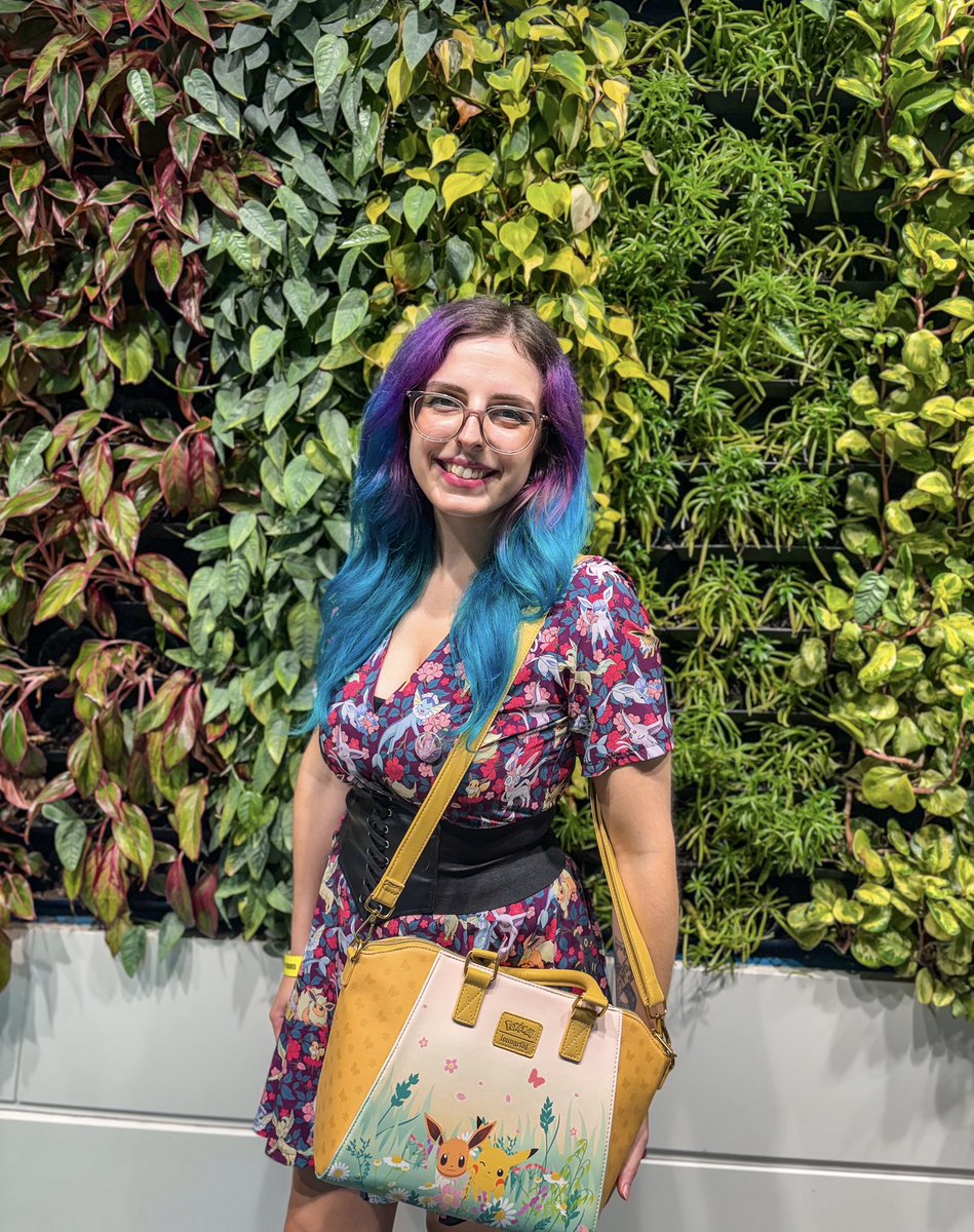 Hope everyone had an amazing holiday weekend! 💫 Was supposed to start transitioning back to my natural hair color today but my stylist bailed… 🥺 
so I guess we’re thriving in blue a little longer 💙
Going live on Twitch tonight around 7 EST! Miss all of u &amp; hope to see u there