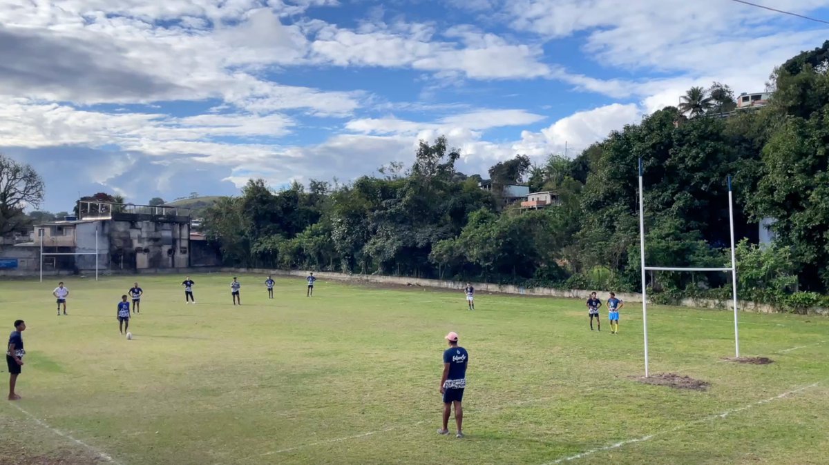 This weekend <a href="/UMRio_ONERio/">UMRio/ONERio</a> put up the first rugby posts in a Brazilian favela. Historic day for rugby in Brazil. 

Neste fim de semana, <a href="/UMRio_ONERio/">UMRio/ONERio</a> instalou os primeiros postes de rugby em uma favela brasileira. Um dia histórico para o rugby no Brasil.. #Rugby 🏉 🏉🏉