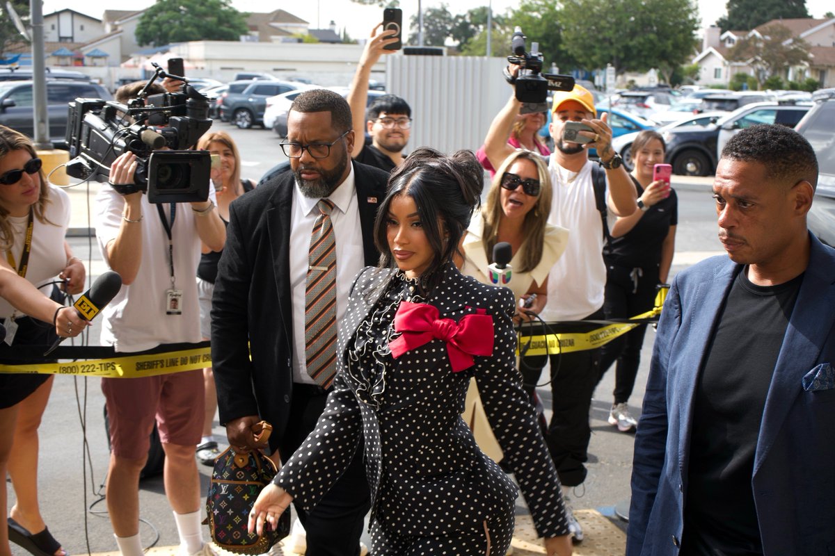 itsKenBarbie's tweet photo. THE DRAMA HAS ARRIVED 📸| Cardi pulls up to court in LA 9/2 https://t.co/URQ1M4WneN