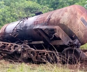Un tren de carga que transportaba miel a granel se descarriló en la línea férrea Hershey en la provincia de Mayabeque, provocando el volcamiento de tres vagones cisternas y el derrame del producto, informó el ministro de Transporte, Eduardo Rodríguez
cubadebate.cu/noticias/2025/…