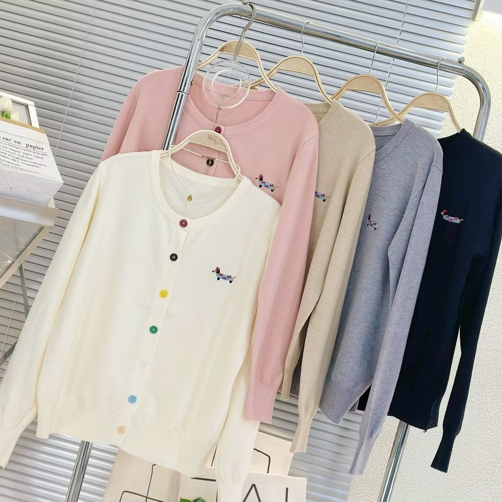 BooSSiii's tweet image. ลองดู C003 เสื้อไหมพรมรุ่น Moji (โมจิ)กระดุมหน้ายาว งานปักน้องหมาDuchshund(ดัชชุน)ผ้านุ่มฟิลน่ากอด ทรงOversize ในราคา ฿239 ที่ Shopee s.shopee.co.th/AKQstAFL8i?sha…