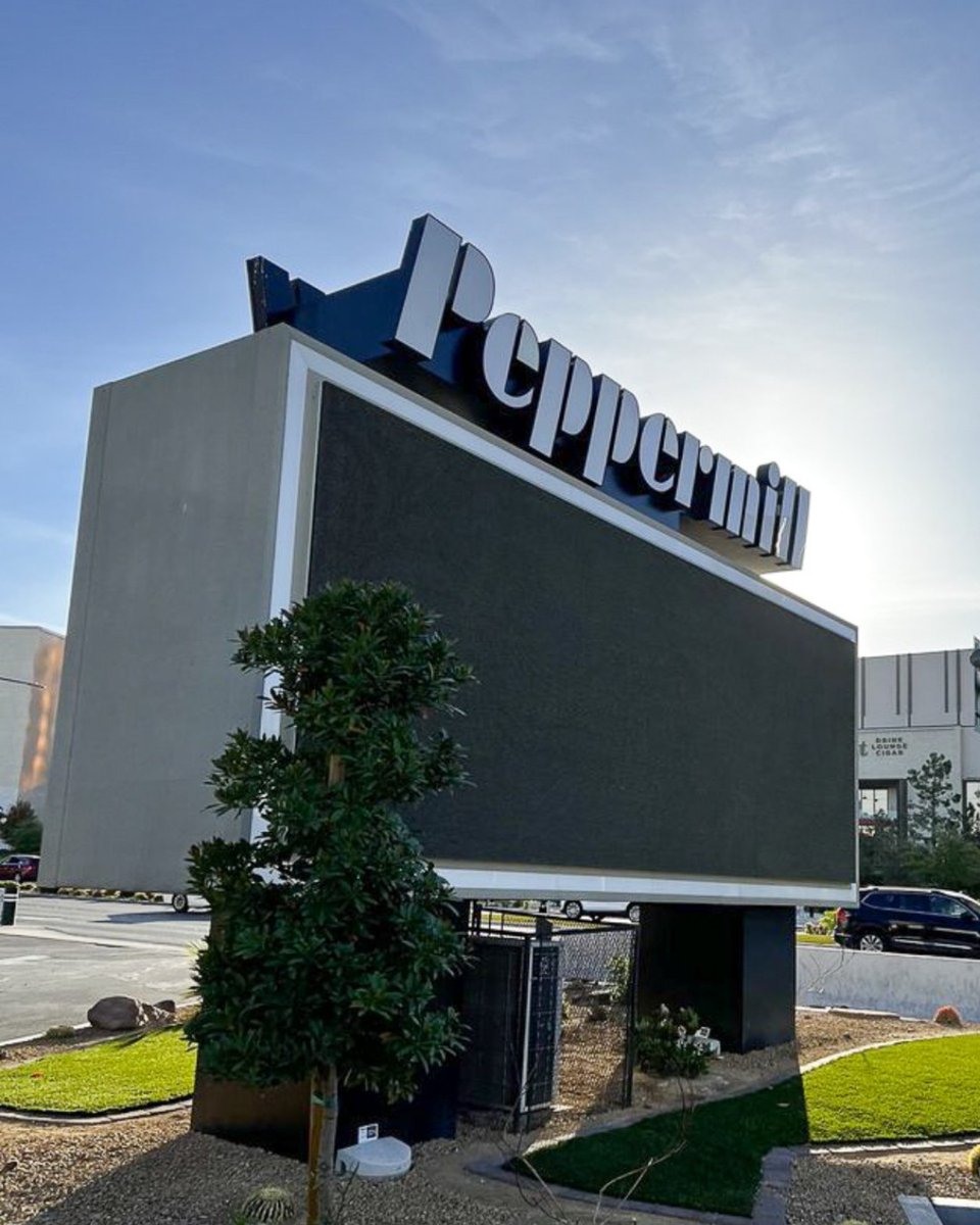 A Vegas classic, shining just as bright in the daylight. ☀️
.
.
.
📸: Trisha V.