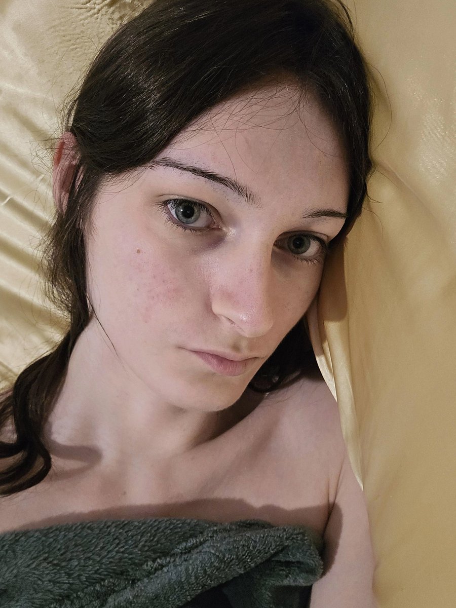 J'hésite a continuer a utiliser ce compte de maniere désordonné en publiant sur unpeu tout (politique, photos, militantisme lgbt et feministe ou autres) ou alors le centré uniquement sur la photo et le cosplay