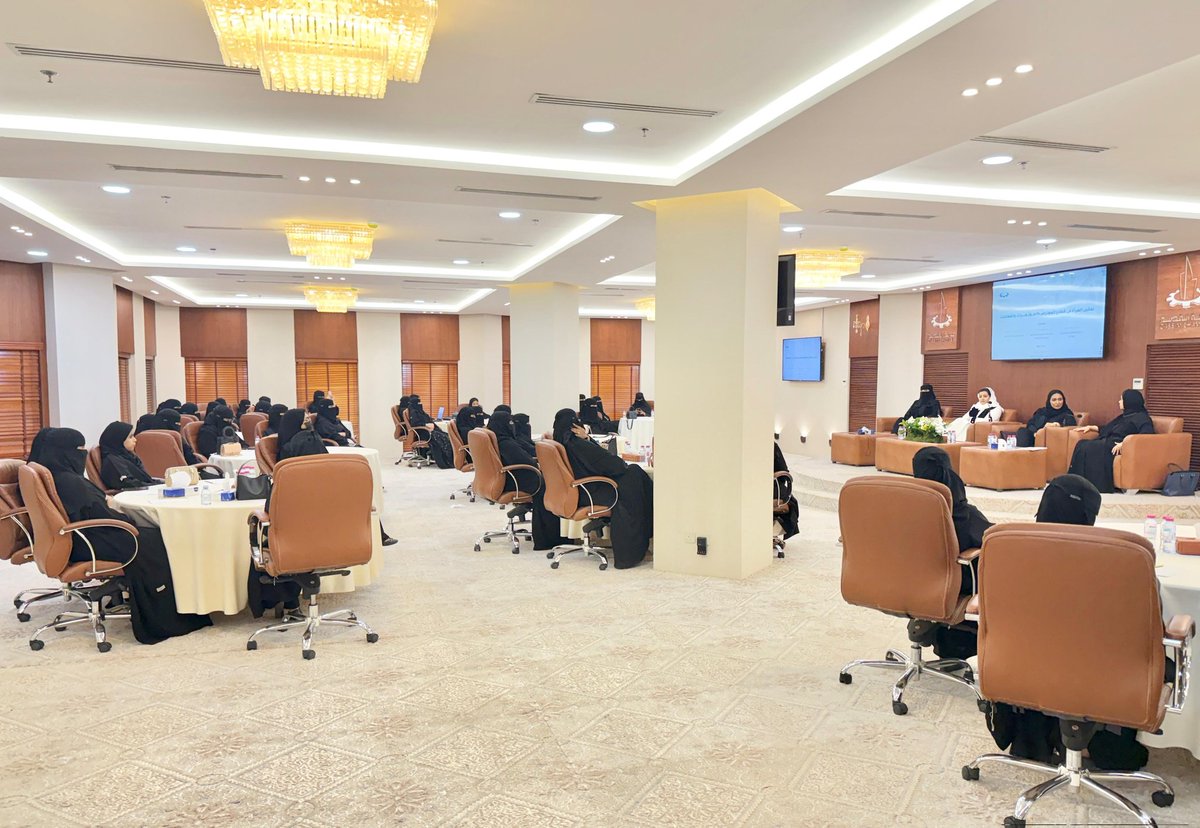 QassimChamber's tweet photo. تمكين المرأة l

لقاء "تمكين المرأة في قطاع المعارض والمؤتمرات والفعاليات" الذي تقيمه الآن غرفة #القصيم بتنظيم لجنة السياحة والترفيه، في قاعة أ. إبراهيم الزويد، بمقر الغرفة في مدينة #بريدة يستعرض أبرز طرق ووسائل التمكين للمرأة، ومقومات نجاح التجارب والفرص المتاحة. https://t.co/knZPzgVY3n