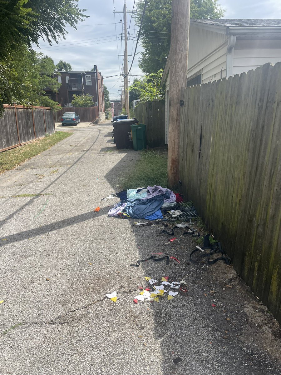 CurlsByCass's tweet photo. @stlcsb behind 1955 Cherokee St.  Someone might be living there or just dumping garbage.  I am not sure. https://t.co/wasEUCCZrQ