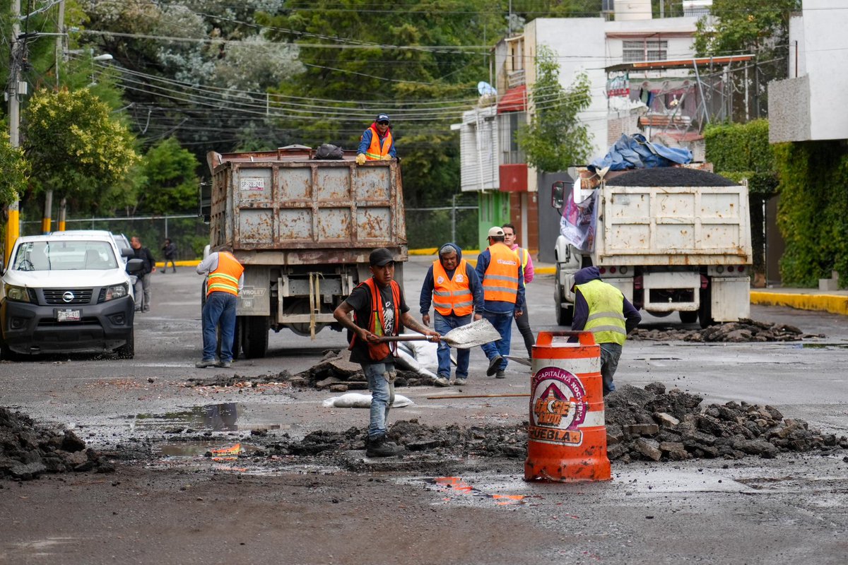 🚧 Estamos en Av. de las Rosas, colonia Bugambilias, supervisando el arranque de 25 cuadrillas de bacheo en caliente.

Trabajamos para poner la #CapitalEnOrden, calle por calle.