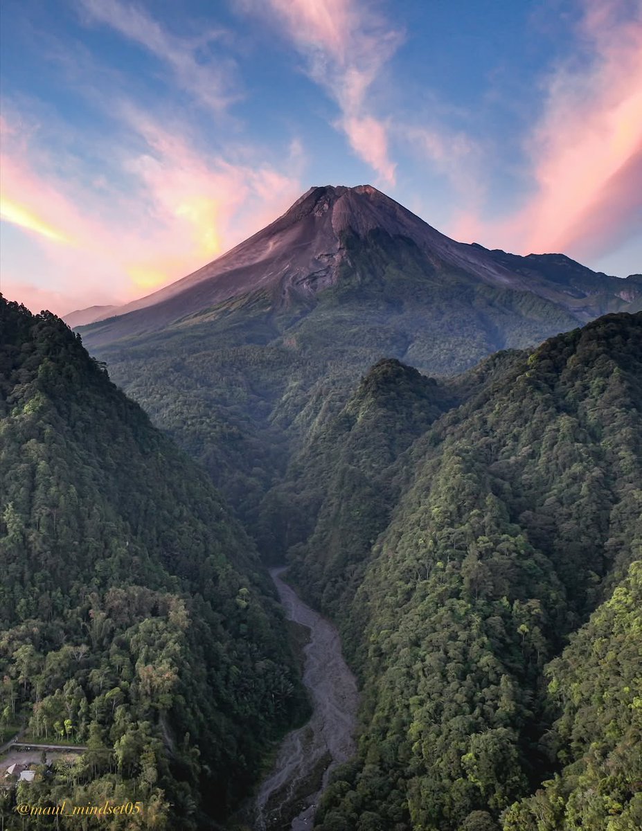 merapi_uncover's tweet image. Menatap megahnya Gunung Merapi dari ketinggian, seakan menyaksikan lukisan semesta yang tiada tanding. Dari puncak awan hingga lembah hijau, setiap sudutnya menyimpan cerita tentang kekuatan, keindahan, dan kehidupan. 🌋✨ Merapi bukan hanya gunung, ia adalah jiwa yang terus…
