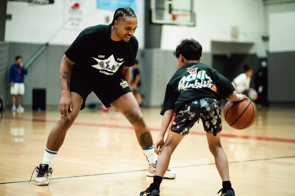 Back where it all started 🏠🏀

Tyson Etienne hosted his first-ever camp at Long Island Lutheran this weekend, passing on lessons that shaped his journey from LuHi to the pros.