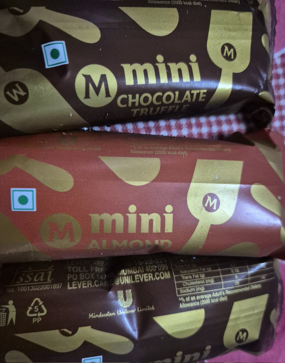 WilliamEstiE94's tweet photo. Magnum mini for dessert tonight🍨    baby shark🦈 and my fam think I'm crazy cause its raining cats &amp; dogs here since evening , le me bought icecream 😝😋🍨🍦

#est_rvp #MagnumMini  #MagnumMiniMoments #MagnumThailand @EstRvp https://t.co/xu4r0NBDjQ