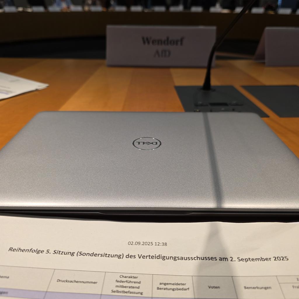 Heute Sondersitzung des Verteidigungsausschusses in Berlin. Es ging um den Haushalt und die allgemeine sicherheitspolitische Lage (geheim!). Man muss dazu sagen, es ging um den Haushalt 2025 - das wird jetzt auch höchste Zeit, schließlich gibt's in wenigen Tagen schon wieder