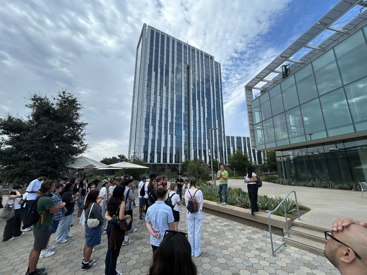 jeremyinbloom's tweet image. Who needs a car? Incoming Marshall College RAs got a crash course in San Diego transit—Blue Line + Rapid 215 to the Zoo! 🚌🚊🦒 That’s how we do #TransitMonth.