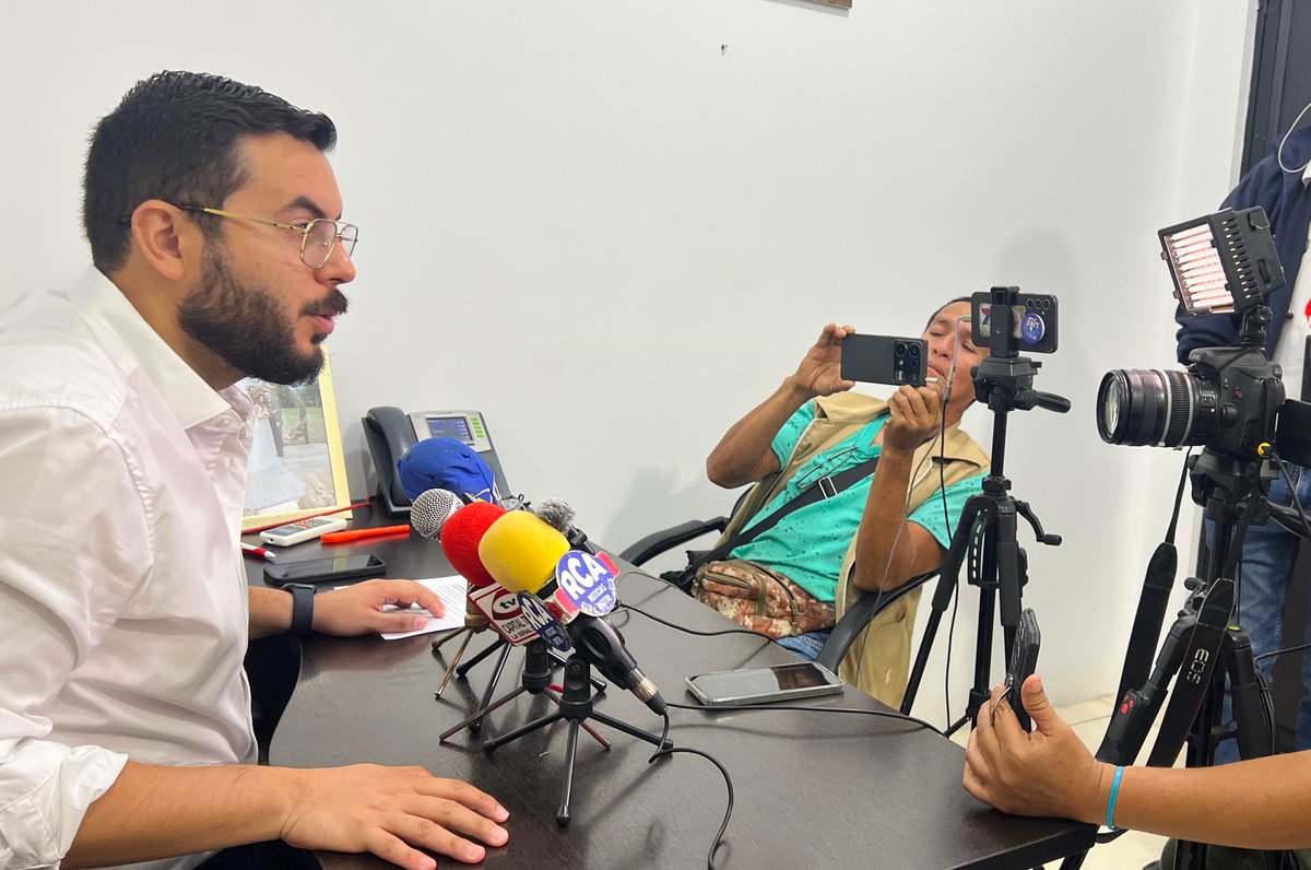 EducacionZ4_Ec's tweet photo. 📢 El coordinador @Maxnt19  en atención a medios, informó que en este 2025 se han invertido USD 10 millones en infraestructura escolar, se han incorporado 900 docentes y entregado 1.200 computadoras portátiles como parte de la reducción de la brecha digital.💙📚

#ElNuevoEcuador https://t.co/XK4LjmTeO2