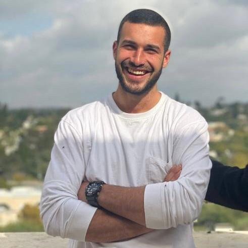 ״לעשות איזה משהו טוב בעולם הזה, לתרום לאיזה משהו, לבנות איזה משהו, ואז יאללה, סאלאמת… כשאני אעלה למעלה וישאלו אותי מה, למה? אני אגיד להם מה למה? תסכלו מה עשיתי למטה, איזה אור השארתי למטה״.

סמ״ר יעקב הלל ז״ל ❤️
חטיבת גולני.
נפל בי״ד בתשרי התשפ״ה (16.10.24).
יהי זכרו ברוך 🙏