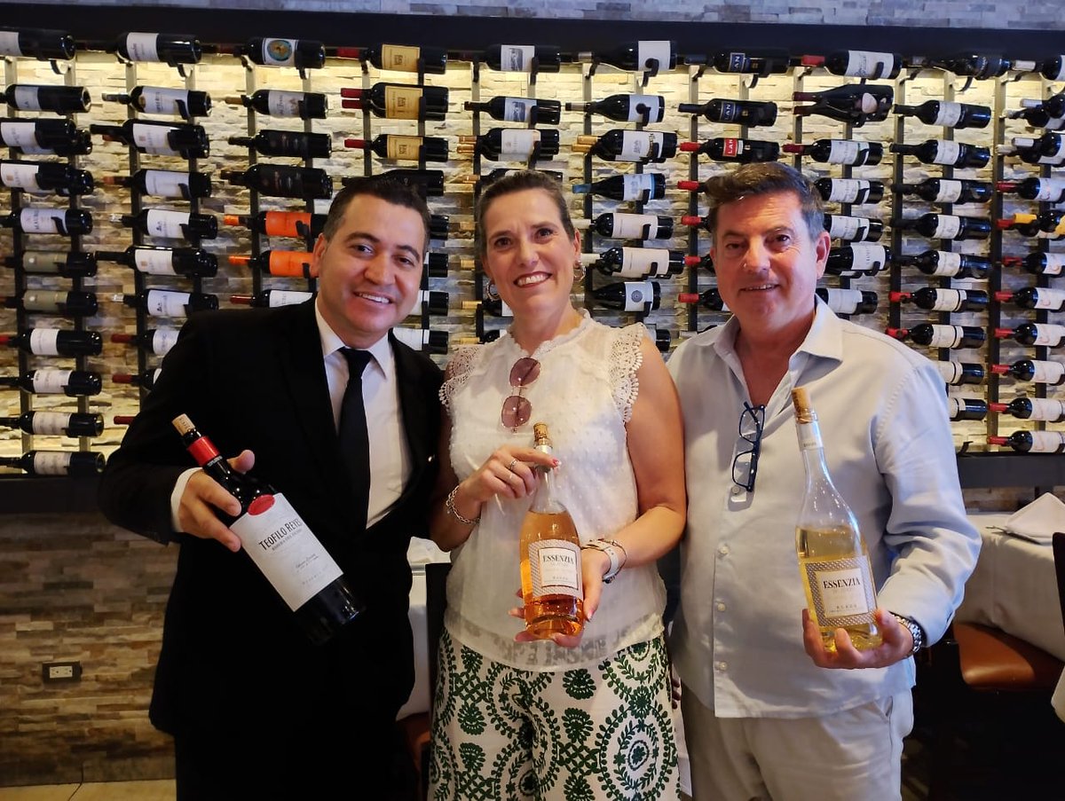 En su paso por #SantoDomingo, Prudencio Zuazo y Sara Ibáñez visitaron el icónico Restaurante Boga Boga.

En la foto, junto al sumiller Norberto, posan con tres de nuestros vinos:

🍷 Teófilo Reyes Reserva
🍷 Essenzia Rosado (Rioja)
🍷 Essenzia Blanco sobre Lías (Rueda)