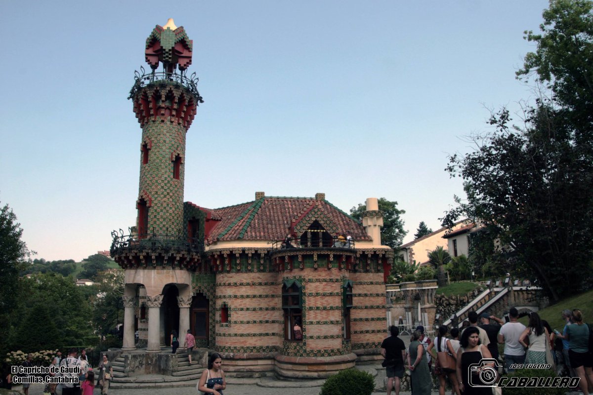 Residencia de verano se construyó en 1883 por encargo de Máximo Díaz de Quijano, concuñado del Marque de Comillas y con la dirección del arquitecto Cascante Colom según plano de Gaudí.

📷 #Jecycling
#CaprichoDeGaudi #Gaudi #Comillas #Cantabria #España <a href="/CanonEspana/">Canon España</a> #Canon