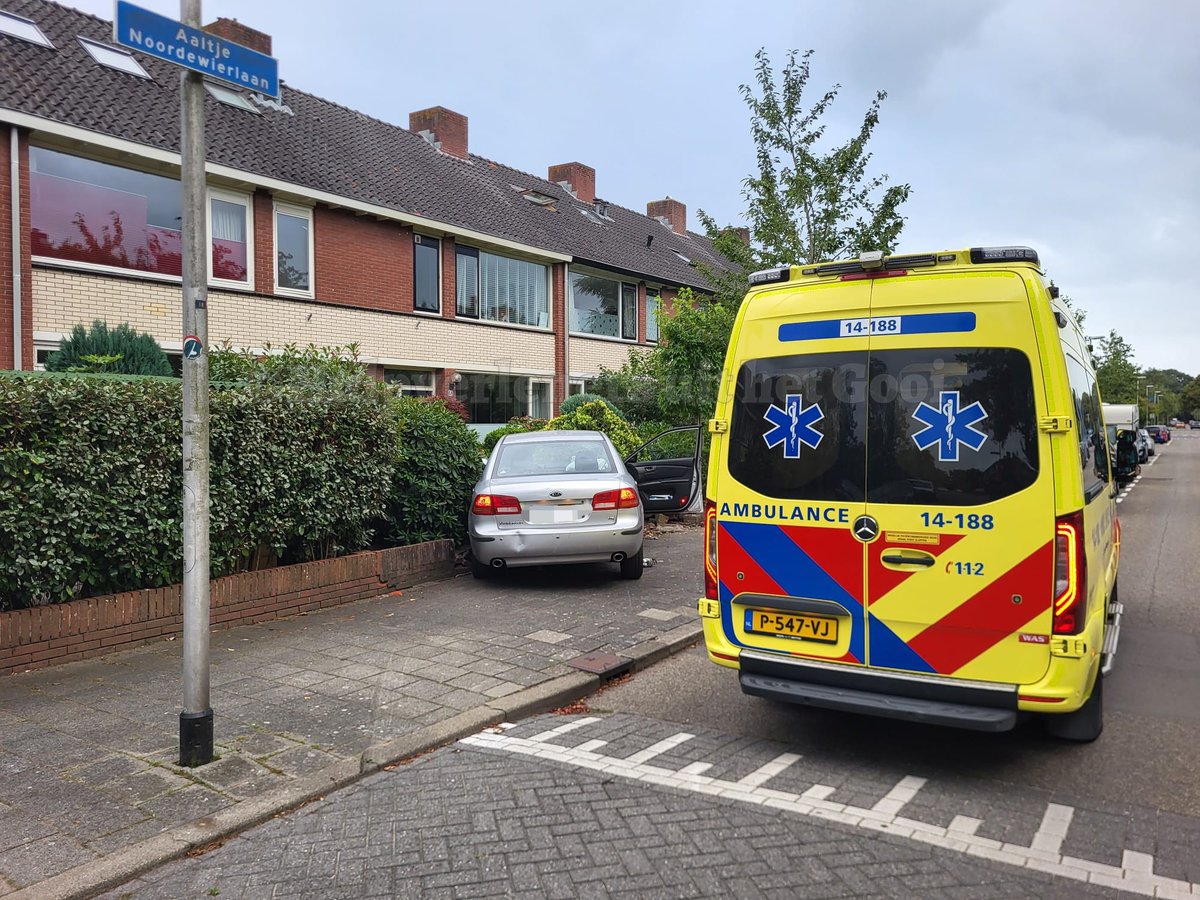 Auto crasht in voortuin woning in Bussum