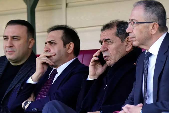 - Kapılarında yatan Hakan'ı alamadılar
- Gitmek isteyen adamı zorla tuttular
- Sol stoper eksikliğini görmezden geldiler
- Kaleci transferini son güne bıraktılar
- Kadroda sağlam rotasyon bırakmadılar
Acilen Seçime Gitmesi gerekiyor 
#DursunÖzbekİstifa #AbdullahKavukçuİstifa